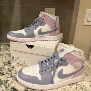 Womens- Nike Air Jordan 1 Mid, sz 10